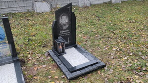 Лампада из гранита в композиции со стеклянным памятником в обрамлении гранитной брусчатки