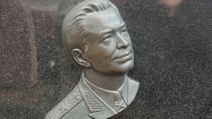 Прекрасный способ задать общее настроение места захоронения